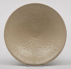 Schale mit Reliefdekor, China wohl 19. Jh.