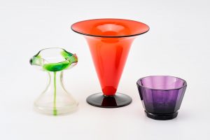 31/2209: 3-tlg. Konvolut versch. kl. Vasen, wohl Österreich 20. Jh.