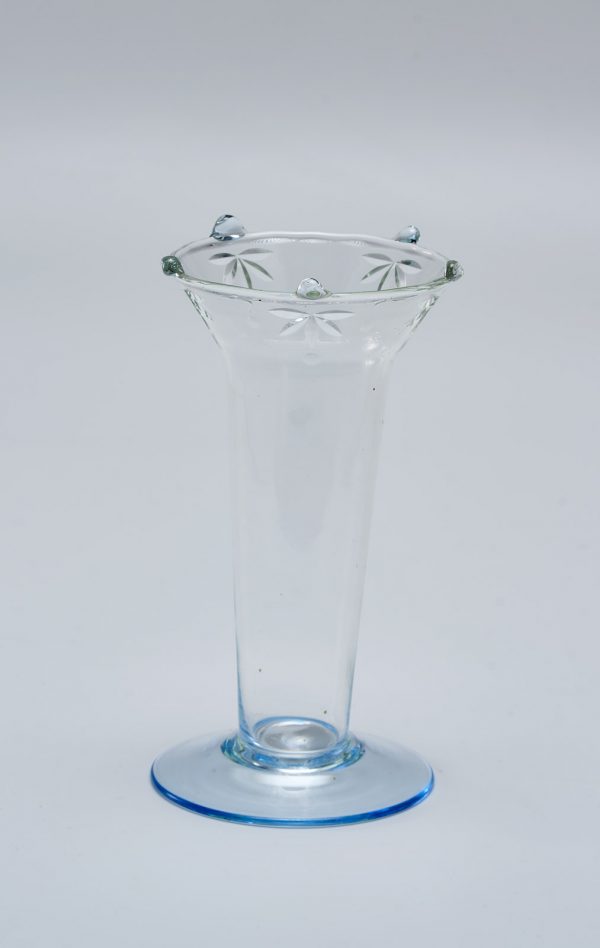 213/1111 Konvolut versch. Vasen und Schalen, Steuben Glass, Daum Nancy, Borek Sipek u.a., Ende 20. Jh. – Bild 6