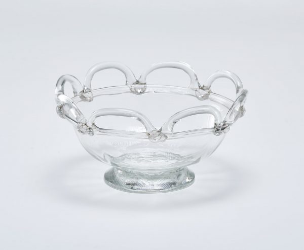 213/1111 Konvolut versch. Vasen und Schalen, Steuben Glass, Daum Nancy, Borek Sipek u.a., Ende 20. Jh. – Bild 7