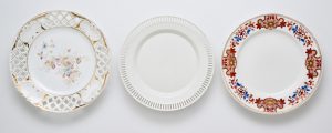 31/2144: Konvolut von 3 versch. Speisetellern, KPM Berlin um 1800 sowie Frankreich und England um 1900