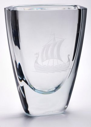 Vase mit Segelschiff-Gravur, wohl Schweden um 1960.