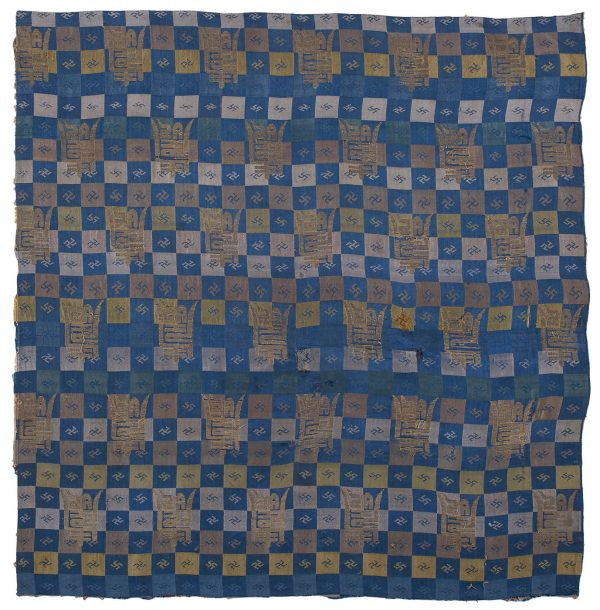 211/1038 Textil-Fragment "Swastika", China, Kanghsi wohl um 1700