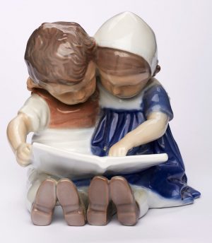 Lot 28/95 Lesendes Kinderpaar, Bing & Groendahl 20. Jh.