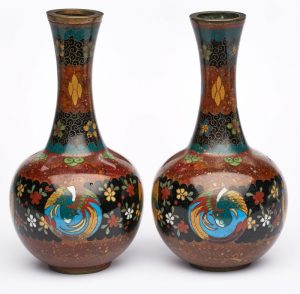 Lot 158 Online Only: Paar kl. Cloisonné-Vasen, Japan wohl Anf. 20. Jh.