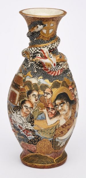 Lot 153 Online Only: Kl. Vase mit Drachendekor, Satsuma, Japan wohl um 1900.