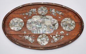Lot 793: Ovales Tablett mit Intarsien, Japan wohl Ende 19. Jh.