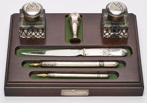 Lot 205/795: Schreibzeug im viktorian. Stil, London um 1973