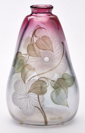 Vase mit Blumendekor, Erwin Eisch dat. 1982.