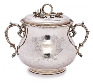 Lot 205/796: Kl. Terrine mit Henkeln, London 1932