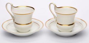 Lot 28/37 Campana-Henkel m. gestuftem Ansatz u. stilis. Blatt-Ende