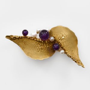 31/2033: Blattförmige Gold-Brosche m. Amethysten u. Perlen