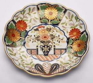 Lot 28/59 Kl. Teller im Imari-Dekor, Wien um 1800
