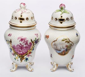 Lot 28/70 Paar kl. Potpourri-Väschen, wohl England um 1900