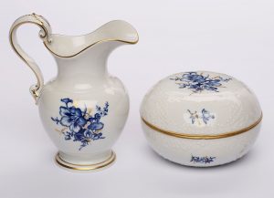 Lot 28/111 Sahnegießer und Dose, Meissen 2. Hälfte 20. Jh.