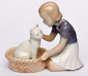 Lot 28/113 Mädchen mit Katze im Korb, Bing & Groendahl 2. Hälfte 20. Jh.