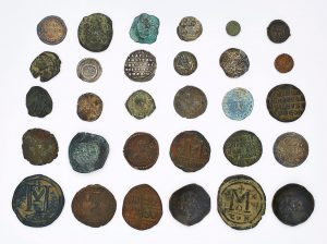 208/1104 Konvolut v. 30 versch. antiken byzantinischen u. oström. Münzen