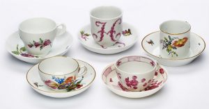 210/784 Konvolut von 5 versch. Tassen mit UT "Blumen"