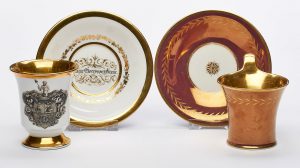 210/779 Satz von 2 versch. Tassen mit UT