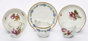 210/769 Satz von 3 versch. Tassen mit UT "Blumendekor"