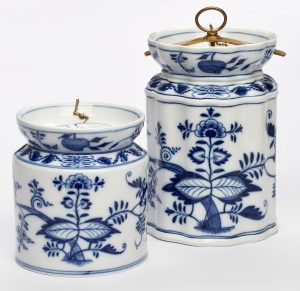 30/2088 2 versch. Dosen, Meissen um 1900.