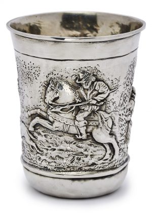 210/930 Becher mit Jagdszenen