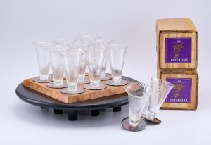 31/2230: Satz von 9 Tumblern in Tablett, Ende 20. Jh.