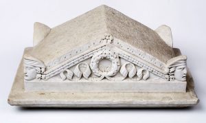 210/531 Römische Grabmals-Bekrönung