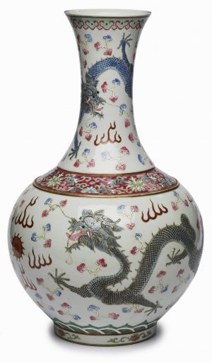 211/1005 Gr. Enghalsvase "Drache und Phönix", China wohl um 1870