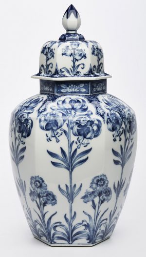 211/695 Gr. Deckelvase "Türkenbundlilien und Nelken"