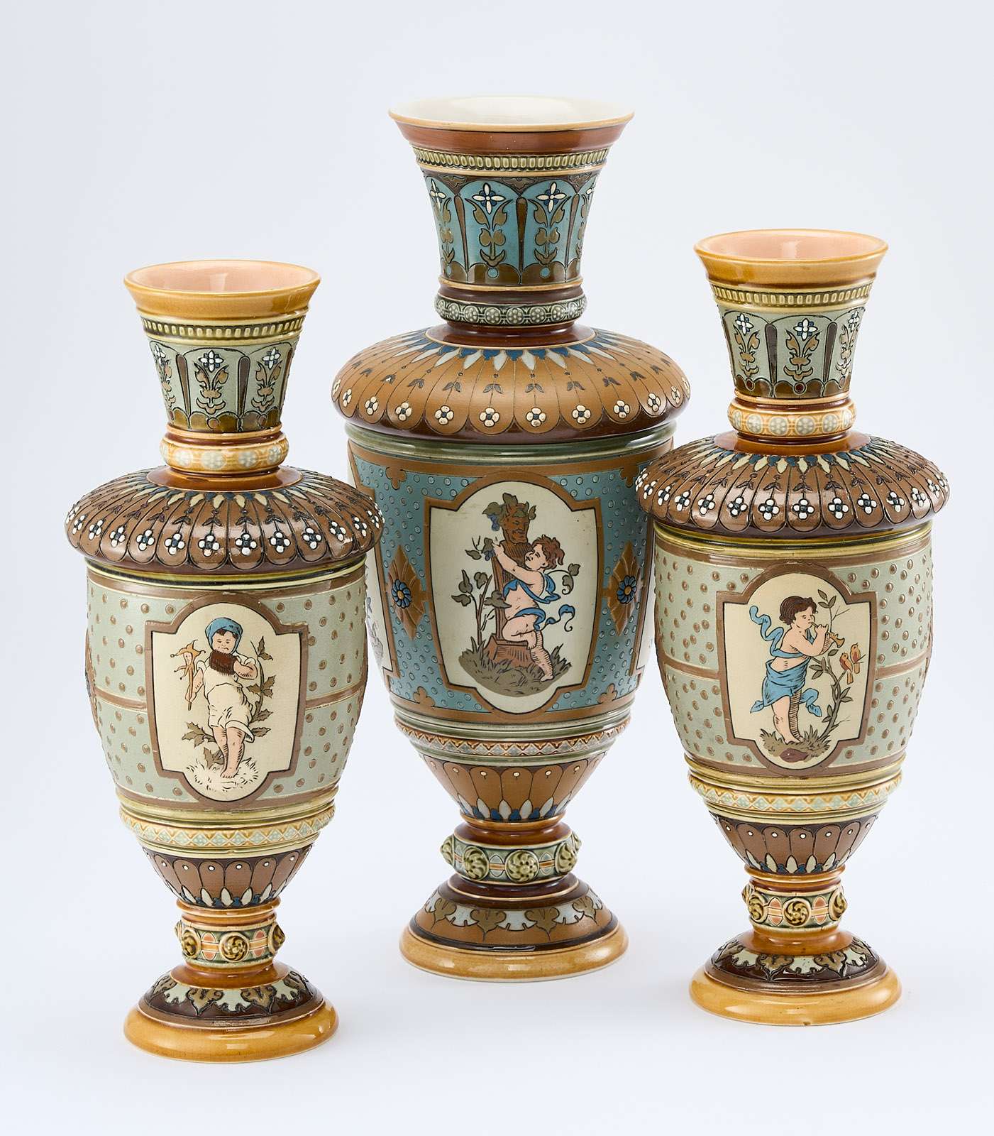 213/687: 3-tlg. Vasen-Garnitur "Jahreszeiten", Historismus, Villeroy & Boch um 1900