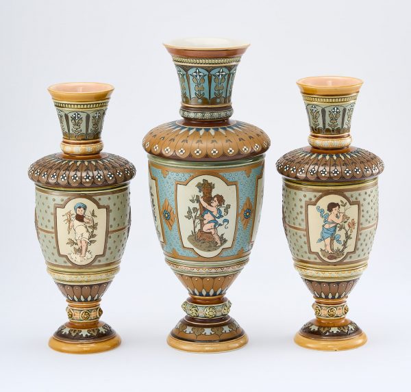 213/687: 3-tlg. Vasen-Garnitur "Jahreszeiten", Historismus, Villeroy & Boch um 1900 – Bild 2