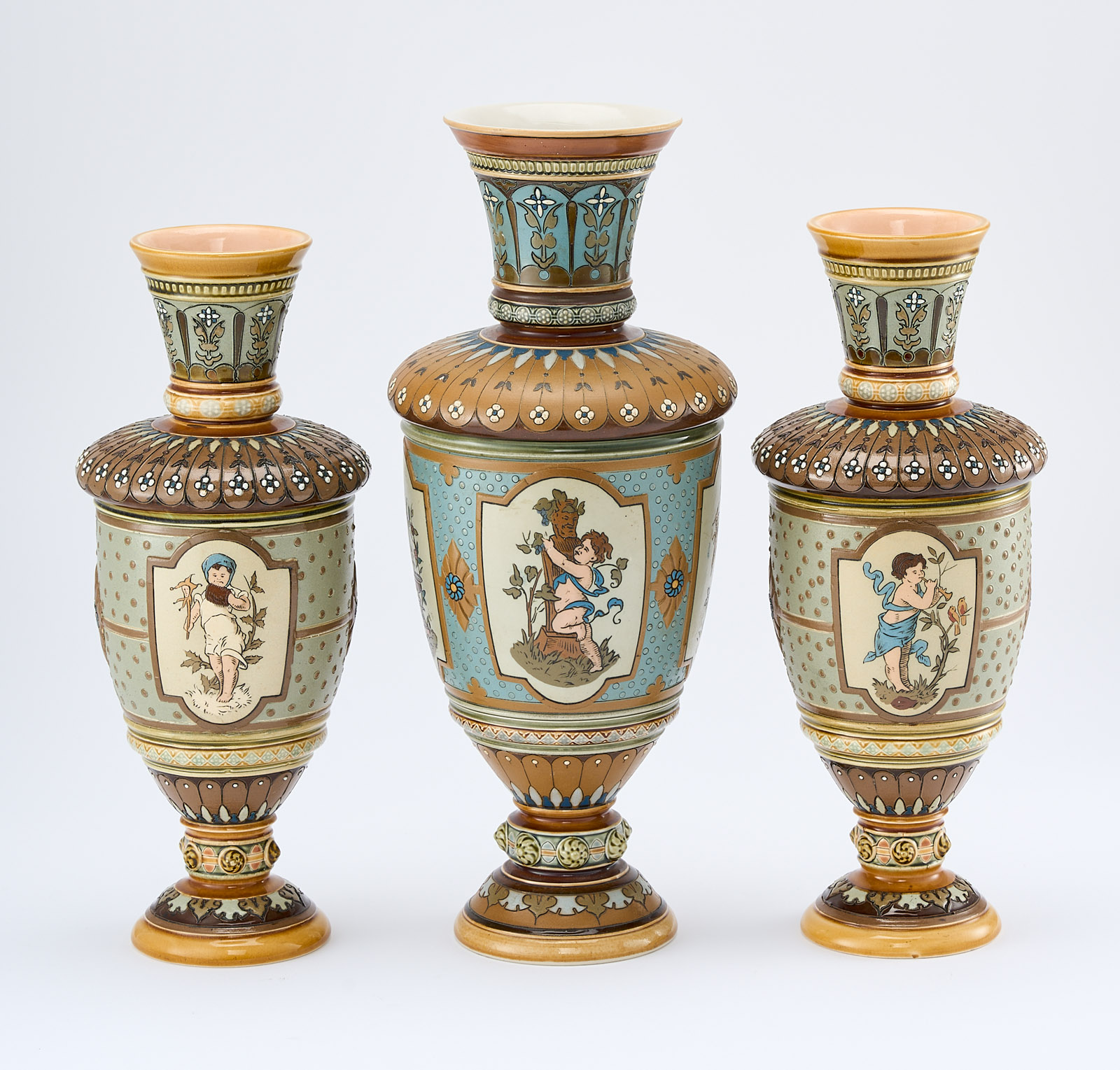 213/687: 3-tlg. Vasen-Garnitur "Jahreszeiten", Historismus, Villeroy & Boch um 1900 – Bild 2