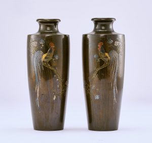 213/1177 Paar kl. Bronze-Vasen "Hähne", wohl Japan um 1900