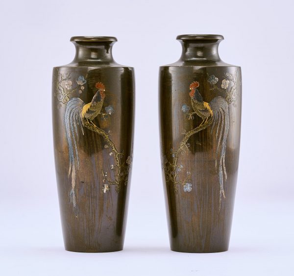 213/1177 Paar kl. Bronze-Vasen "Hähne", wohl Japan um 1900
