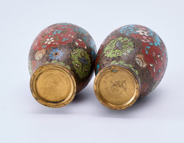 213/1184 Paar Miniatur-Cloisonné-Vasen, China wohl Anf. 20. Jh. – Bild 5