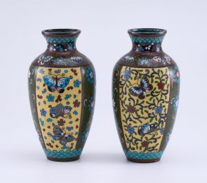 213/1186 Paar kl. Cloisonné-Vasen, China wohl 1. Hälfte 20. Jh.