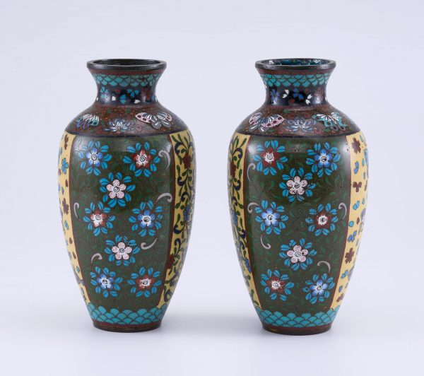213/1186 Paar kl. Cloisonné-Vasen, China wohl 1. Hälfte 20. Jh. – Bild 2