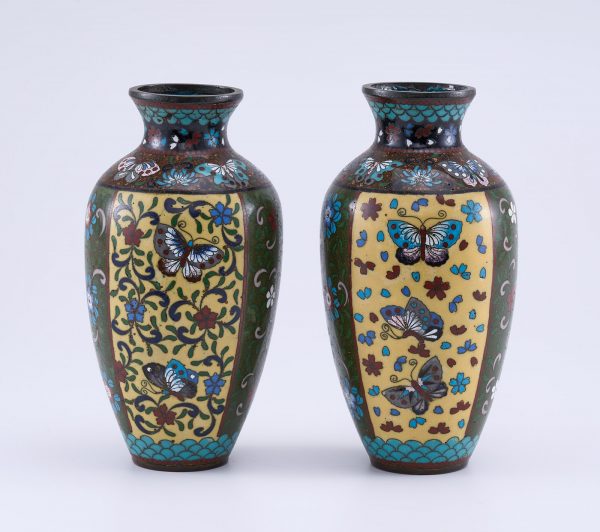 213/1186 Paar kl. Cloisonné-Vasen, China wohl 1. Hälfte 20. Jh. – Bild 3