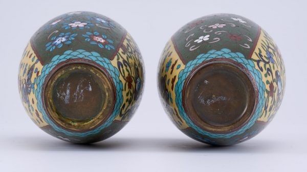 213/1186 Paar kl. Cloisonné-Vasen, China wohl 1. Hälfte 20. Jh. – Bild 5