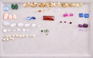 31/2042: Konvolut v. 85 versch. Edelsteinen, Perlen u. Bernstein