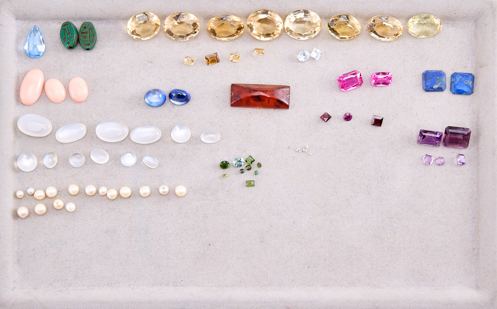 31/2042: Konvolut v. 85 versch. Edelsteinen, Perlen u. Bernstein