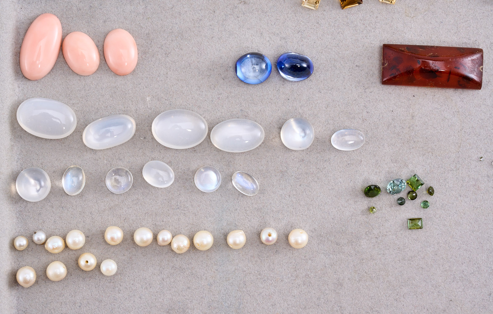 31/2042: Konvolut v. 85 versch. Edelsteinen, Perlen u. Bernstein – Bild 2