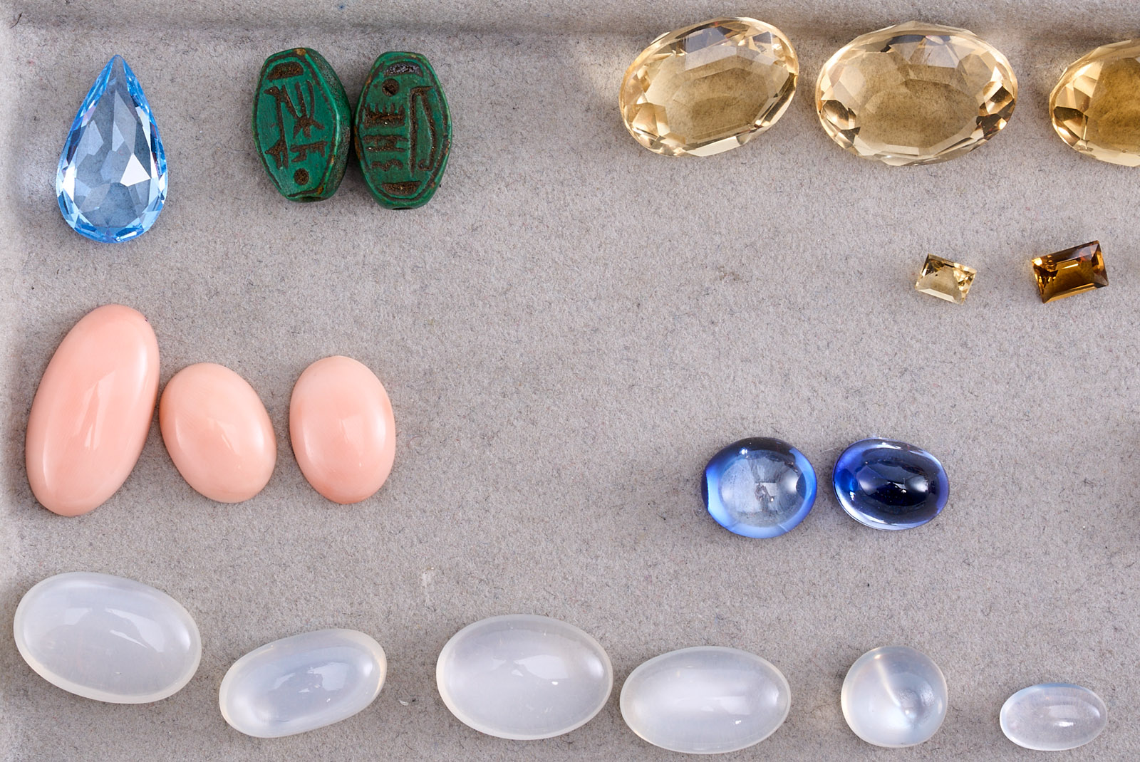 31/2042: Konvolut v. 85 versch. Edelsteinen, Perlen u. Bernstein – Bild 3