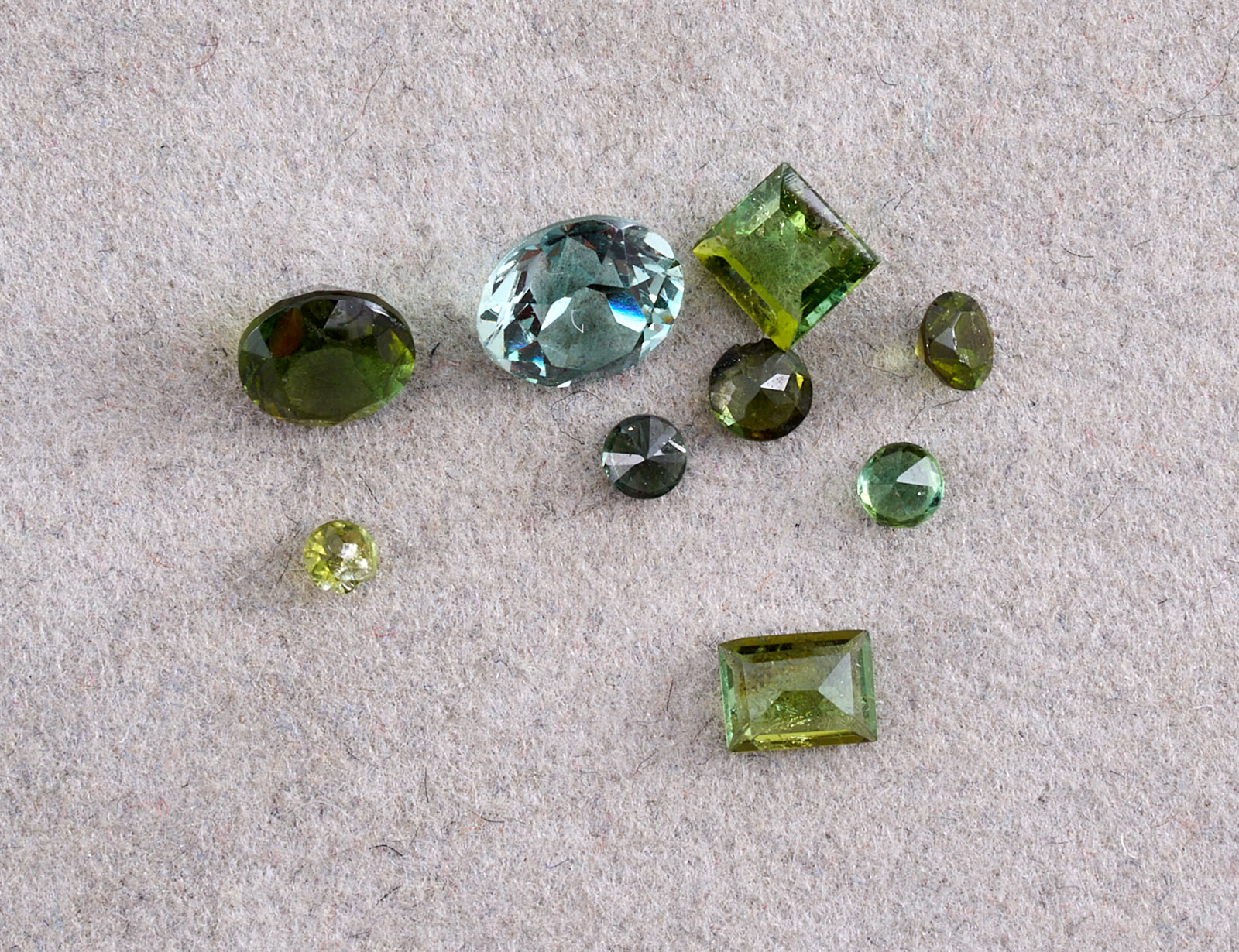 31/2042: Konvolut v. 85 versch. Edelsteinen, Perlen u. Bernstein – Bild 6