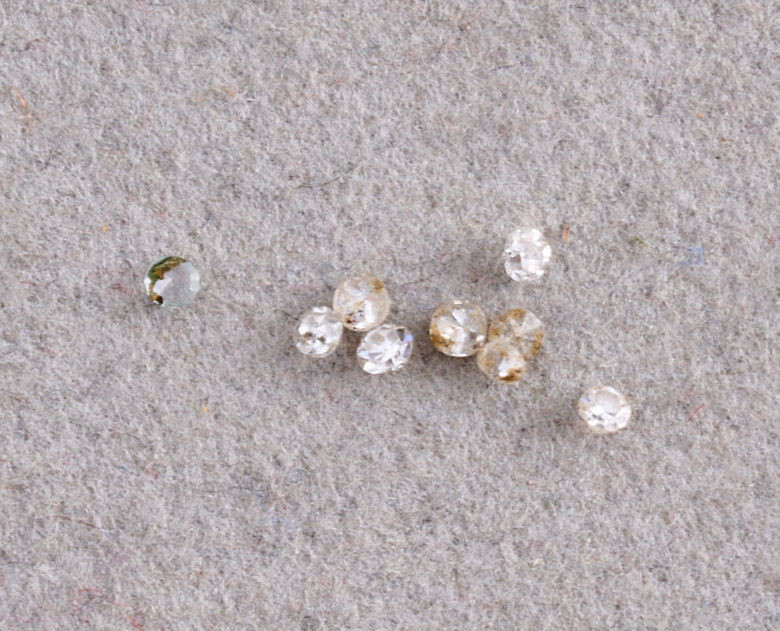 31/2042: Konvolut v. 85 versch. Edelsteinen, Perlen u. Bernstein – Bild 7