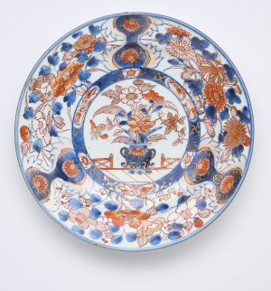 213/1179 Teller mit Imari-Dekor "Prunus Genroku", Japan wohl Anf. 18. Jh.