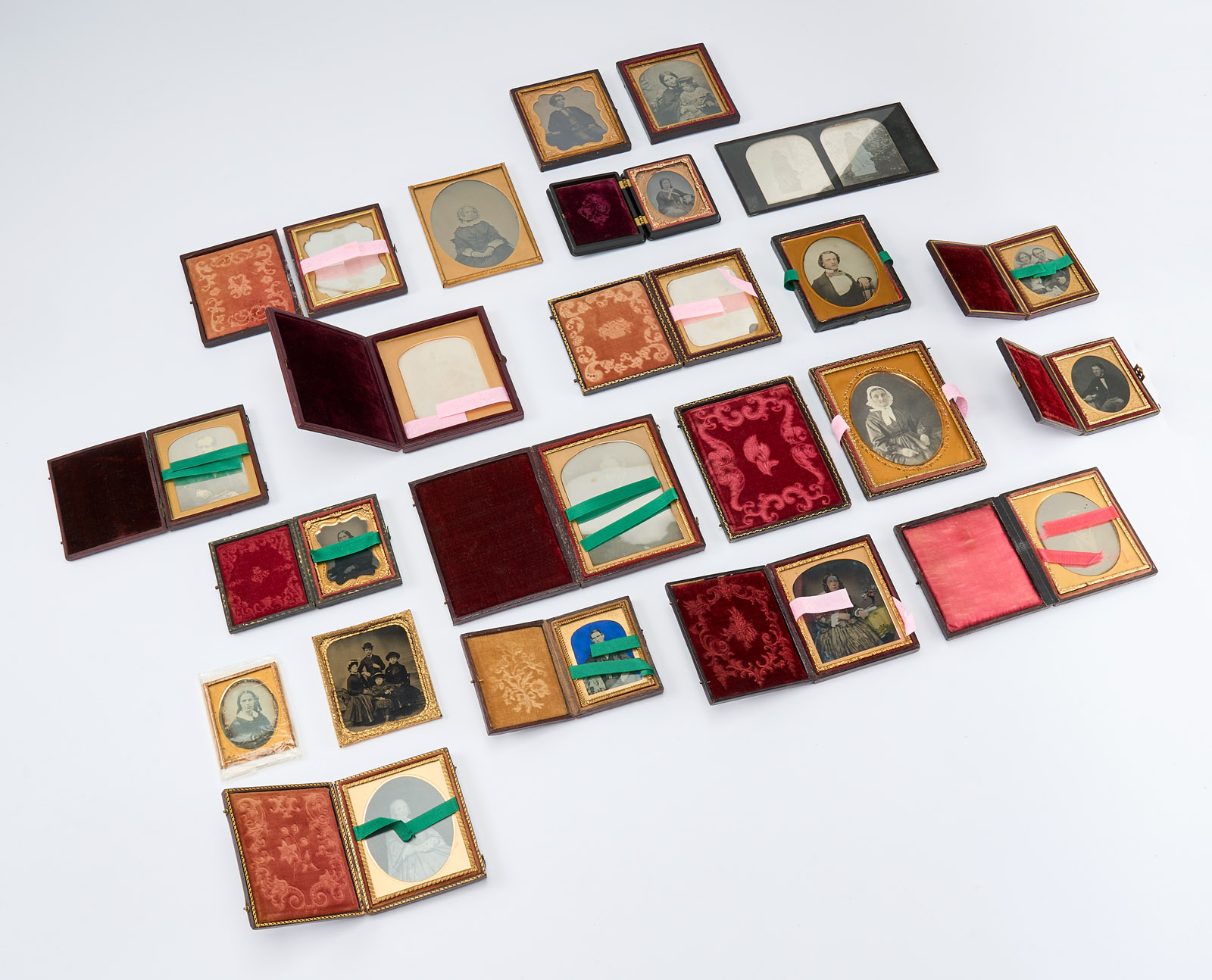 214/107 Sammlung von 21 Daguerreotypien, Ambrotypien u. Ferrotypien (Tintypes),