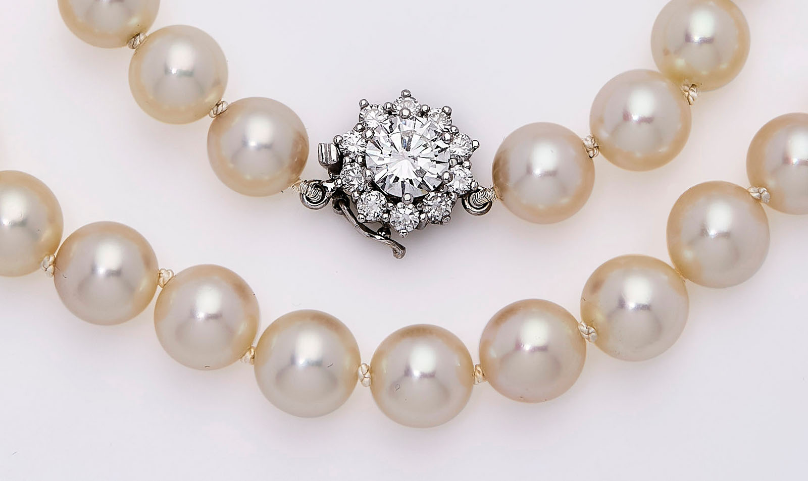 214/764 Lange Zuchtperlenkette m. brillantbesetztem Verschluss – Bild 2