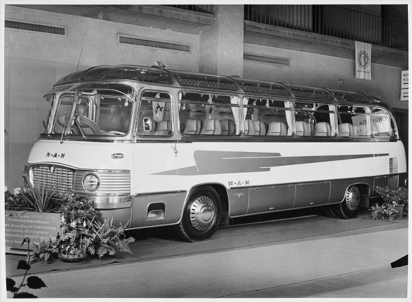 214/99 Konvolut von ca. 60 s/w- und Farbfotografien – Bild 11